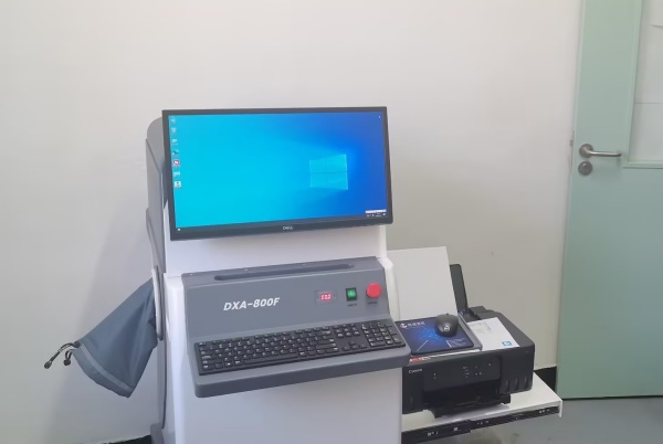 雙能X射線骨密度儀：準確測量骨密度，助力骨質(zhì)疏松防治，守護骨骼健康